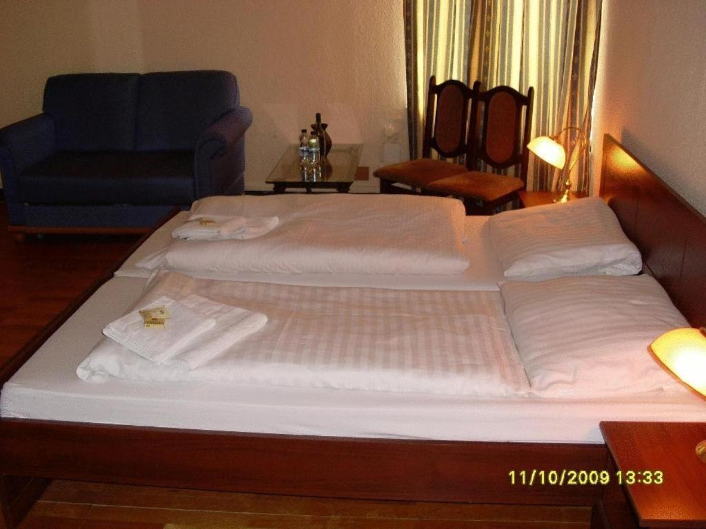 Economy Double Room Shared Toilet